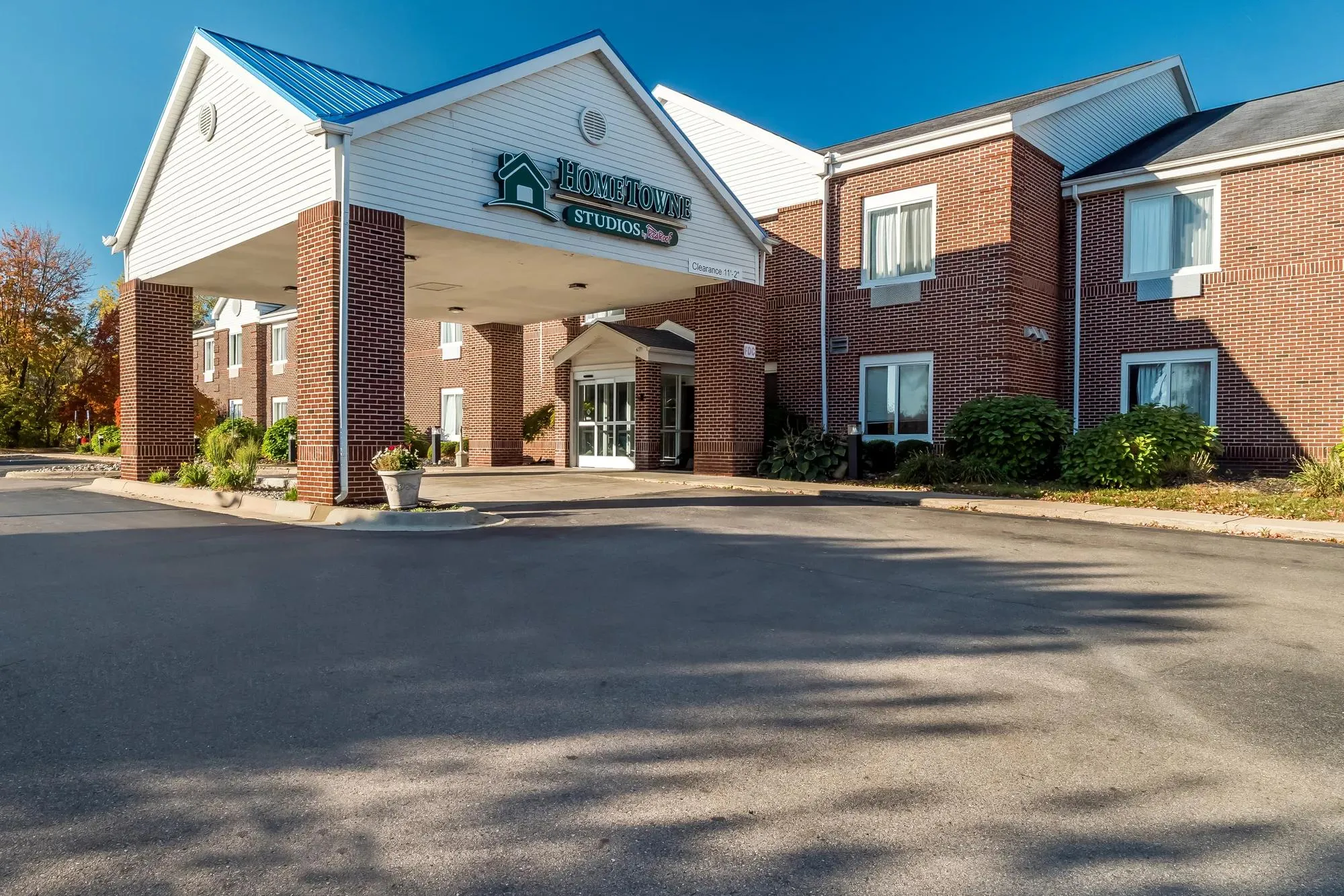 HomeTowne Studios by Red Roof East Lansing-Okemos, Okemos, Michigan